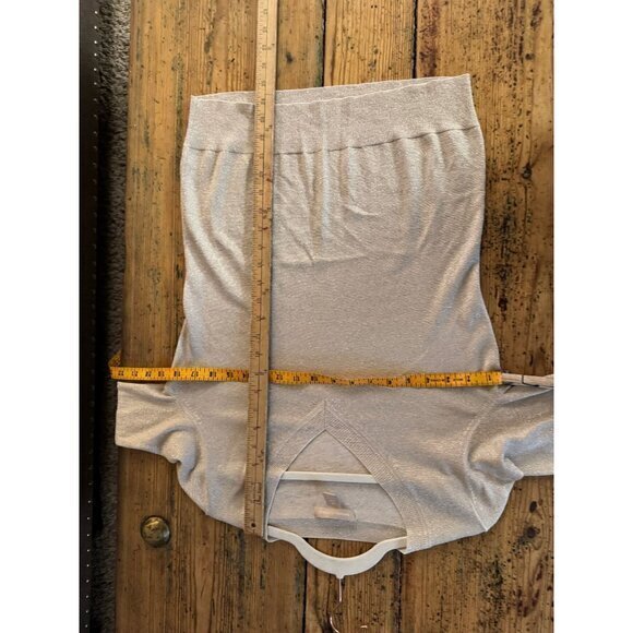 Banana Republic Women's Tan Sweater Size M long sleeve v-neck Pullover polyester - Picture 6 of 6